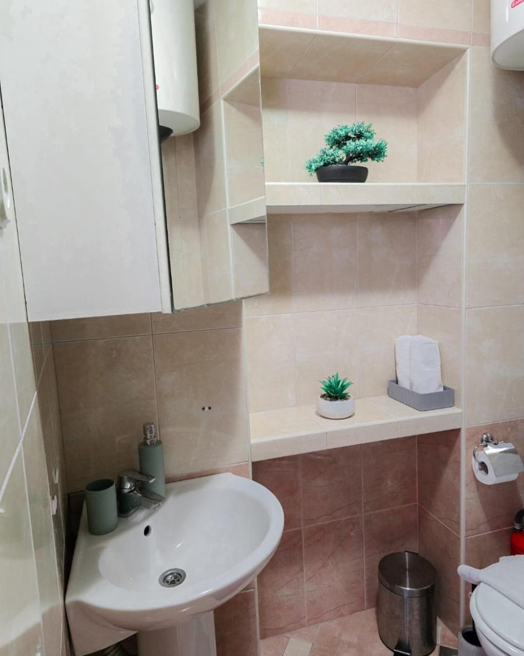 Private Bedroom With Bathroom Baska Voda Exterior photo