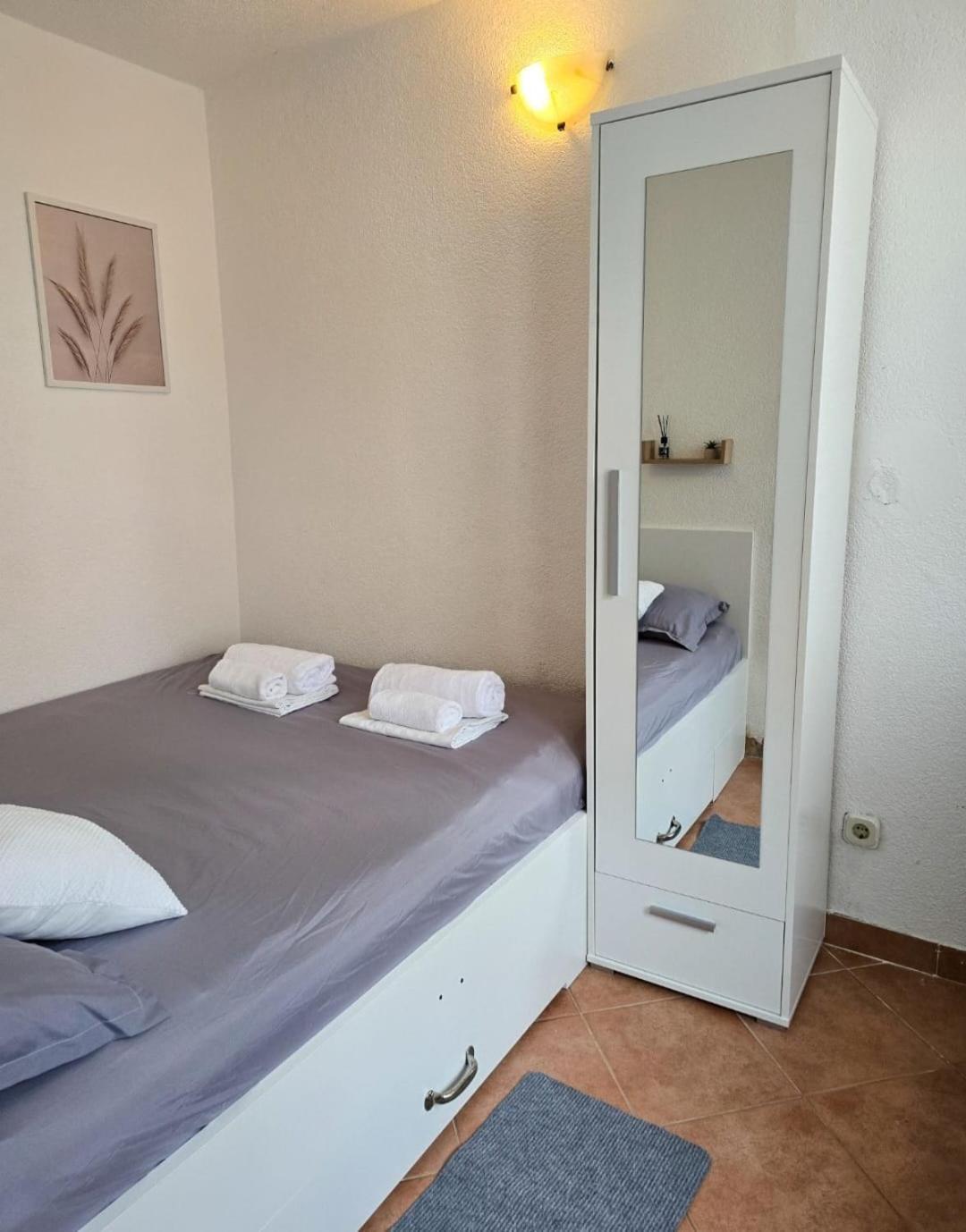 Private Bedroom With Bathroom Baska Voda Exterior photo