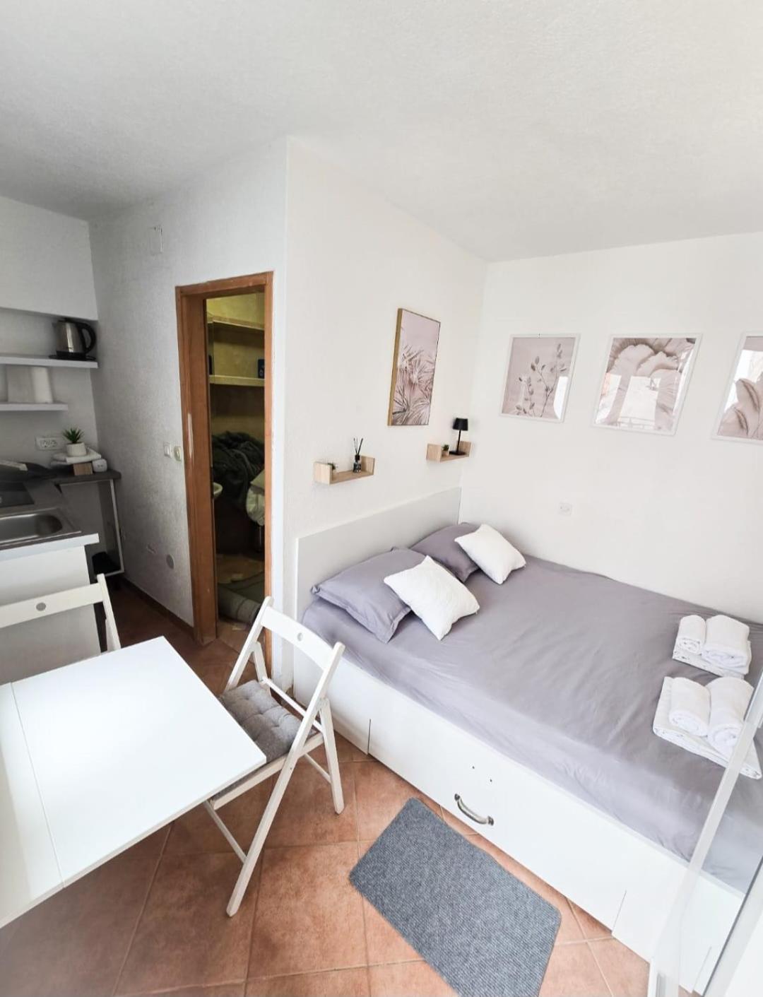 Private Bedroom With Bathroom Baska Voda Exterior photo
